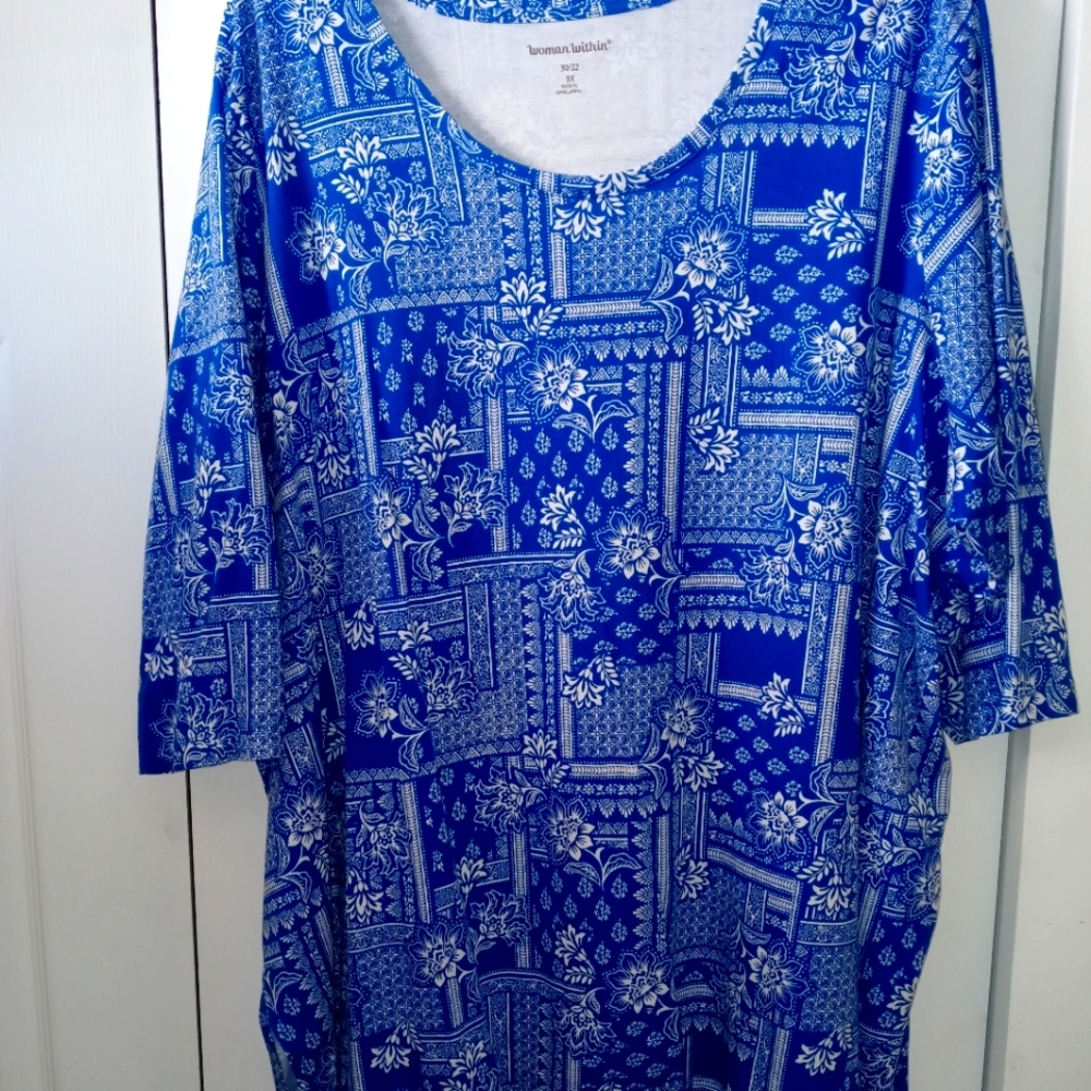 Bundle 4/$20 Blue/white print 30/32 top with 3/4 length sleeves.
